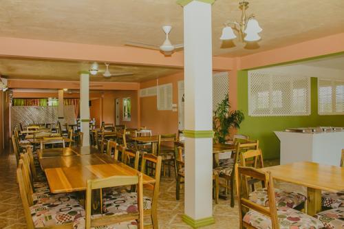 Norman'S Court Resort & Sky Restaurant Club Montego Bay Buitenkant foto